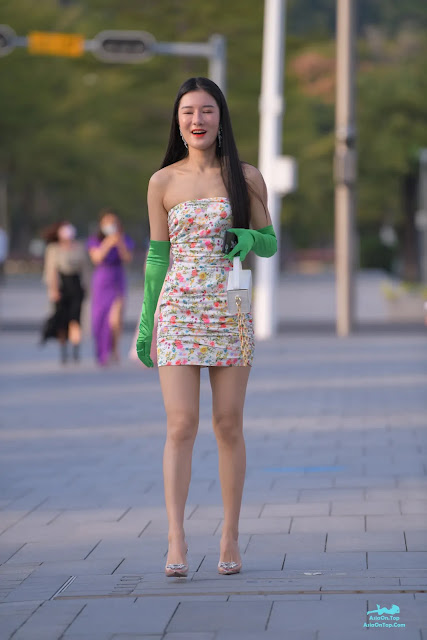 [精选街拍作品] No.3225 花色紧身包臀裙香肩 | [Curated Street Snap Works] No.3225 Floral Tight Hip-Hugging Skirt Bare Shoulders
