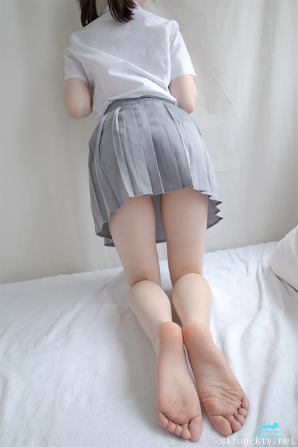 [森萝财团写真] R18 小糕 – 香蕉JK 足控福利