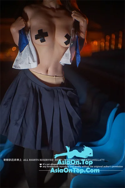 Coser@铃木美咲 (Misaki Suzuki) – 公然半裸露出——羞耻！在操场的观看区 | Coser@Misaki Suzuki – Public Semi-Nude Exposure——Shame! In the Viewing Area of the Playground