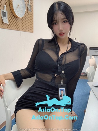 Moon Night Snap Yunjin – In The Office