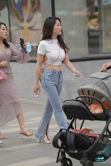 [精选街拍作品] No.3212 蓝色紧牛翘臀美胸美背 | [Selected Street Snap Works] No.3212 Blue Tight Jeans Curvy Butt Beautiful Chest Beautiful Back
