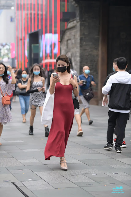 [精选街拍作品] No.3223 红色紧身包臀长裙 | [Selected Street Snap Works] No.3223 Red Tight-Fitted Hip-Hugging Long Dress