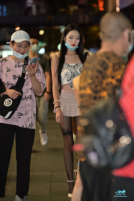[精选街拍作品] No.3224 花色短裙纹身美背黑丝美腿 | [Selected Street Photography Works] No.3224 Patterned Short Skirt Tattoo Beautiful Back Black Stockings Beautiful Legs