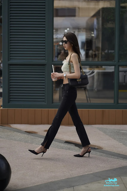 [精选街拍作品] No.3190 黑色紧牛美腿凉高香肩 | [Selected Street Photography Works] No.3190 Black Tight Jeans Beautiful Legs High Sandals Sexy Shoulders