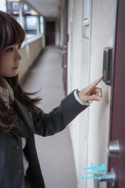 Coser@Kurumi (クルミ) – 今日もやって来る。隙だらけの幼馴染が…! | Coser@Kurumi – She Comes Again Today. The Defenseless Childhood Friend…!