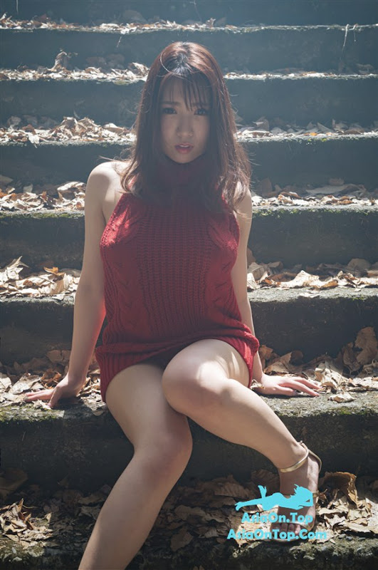 Official Photobook Sari Kosaka 香坂紗梨 – Butterfly Whisper