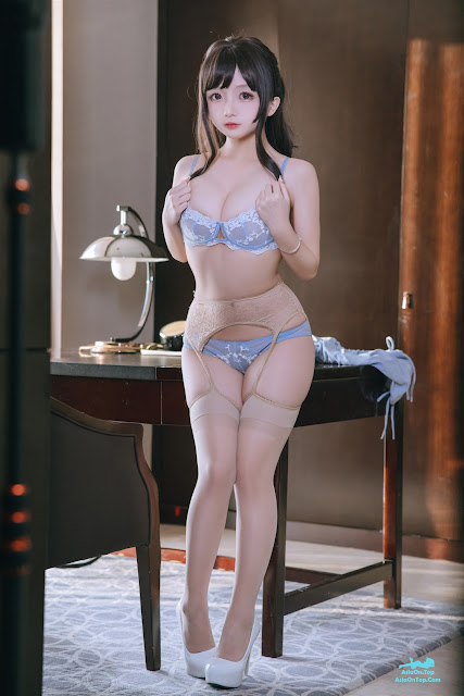 Coser@日奈娇 – 包臀裙秘书