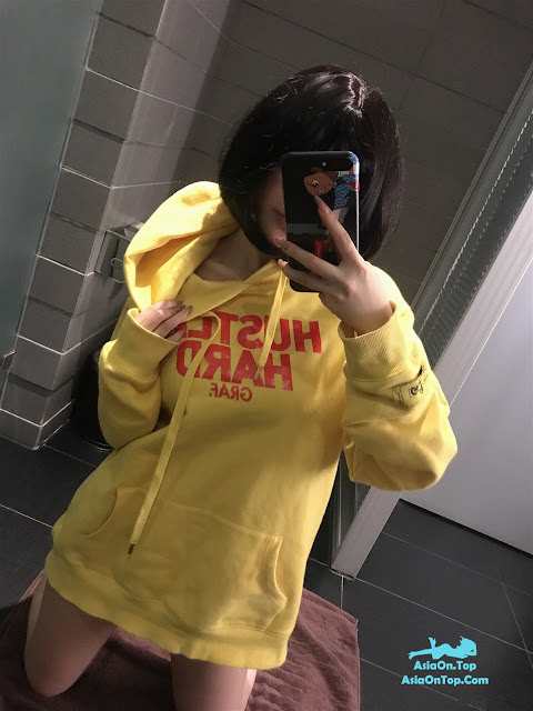 Coser@小稚九酱 – 黄色卫衣 | Coser @Xiaozhijiujiang – Yellow Sweatshirt
