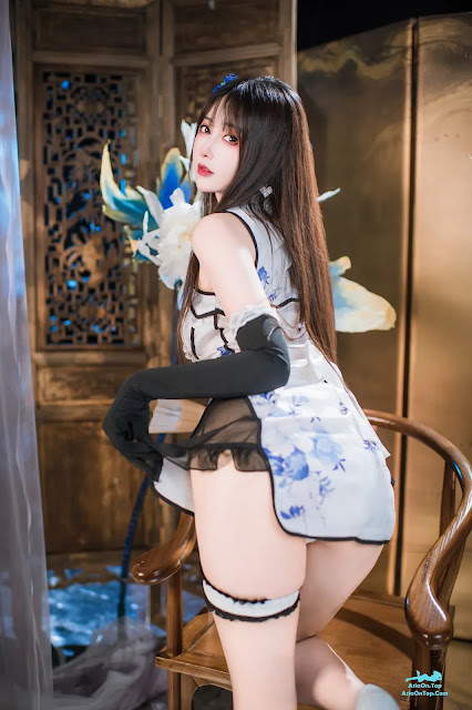 Coser@羽生三未 – 艳娘幻梦谭 瓶儿 青花瓷旗袍 | Coser@Yusheng Sanwei – Glamorous Lady Phantom Dream Tales Ping’er Blue and White Porcelain Cheongsam