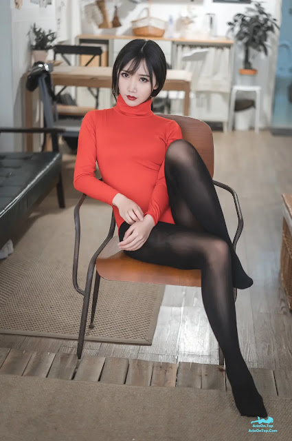 Coser@面饼仙儿 – 皮裤连体红毛衣 | Coser@Mianbing Xian’er – Leather Pants One-Piece Red Sweater