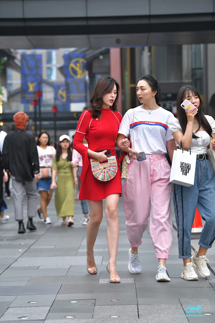 [精选街拍作品] No.3218 亮眼露背红裙 | [Curated Street Snap Works] No.3218 Eye-Catching Backless Red Dress