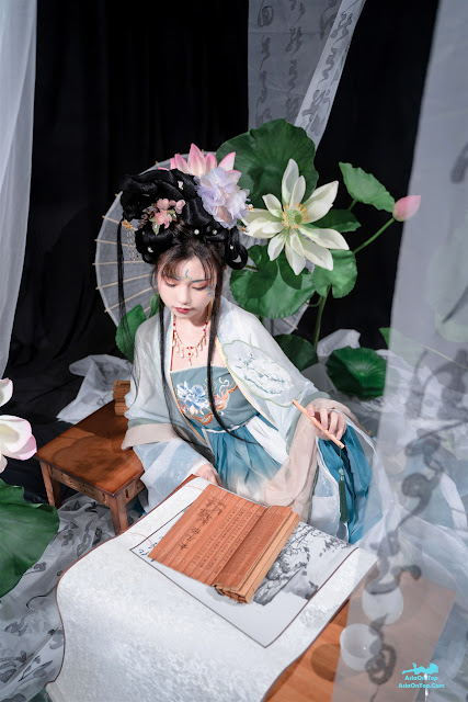 Coser@爆机少女喵小吉 (Nekokoyoshi) – 月华清 | Coser @Nekokoyoshi (Baoji Shaonü Miaoxiaoji) – Moonlight Clarity / Elegant Moonlight Note: “爆机少女喵小吉” is a Chinese coser name/username. “月华清” is a Chinese phrase/poem title that can be translated as “Moonlight Clarity,” “Pure Moonlight,” or “Elegant Moonlight” (月华 = moonlight/moon glow, 清 = clear/pure/elegant).