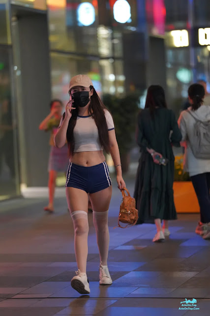 [精选街拍作品] No.3189 蓝色热裤白色中长袜 | [Selected Street Photography Works] No.3189 Blue Hot Pants White Mid-Calf Socks