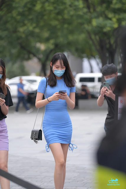 [精选街拍作品] No.3219 魅力蓝色修身裙 | [Curated Street Style Works] No.3219 Charming Blue Fitted Dress