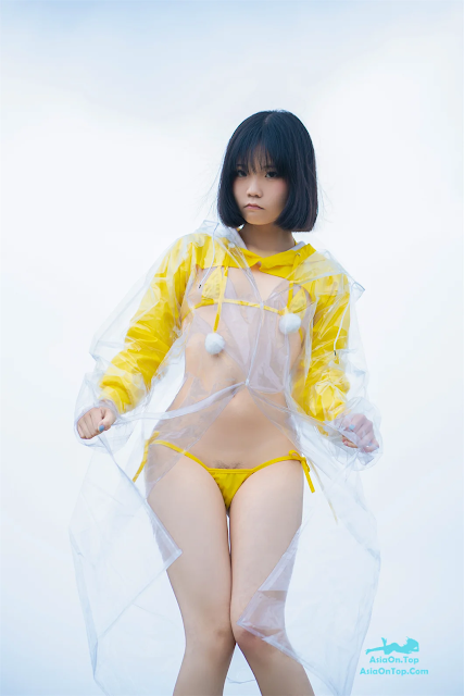 Coser@一只小栗奈 – 天台小雨衣