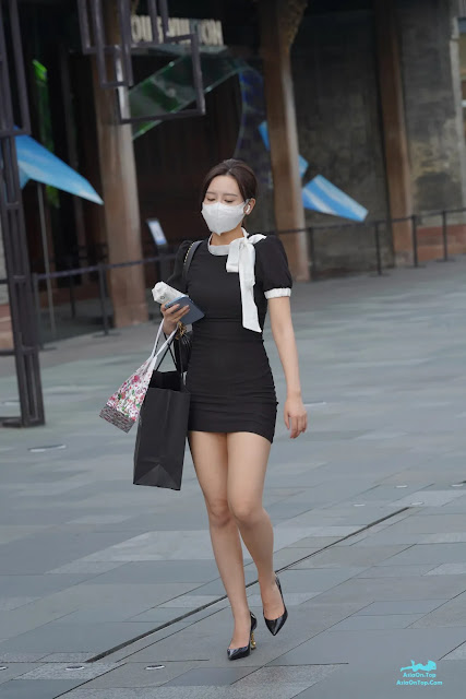 [精选街拍作品] No.3286 简约黑色修身裙 | [Curated Street Style] No.3286 Simple Black Fitted Dress